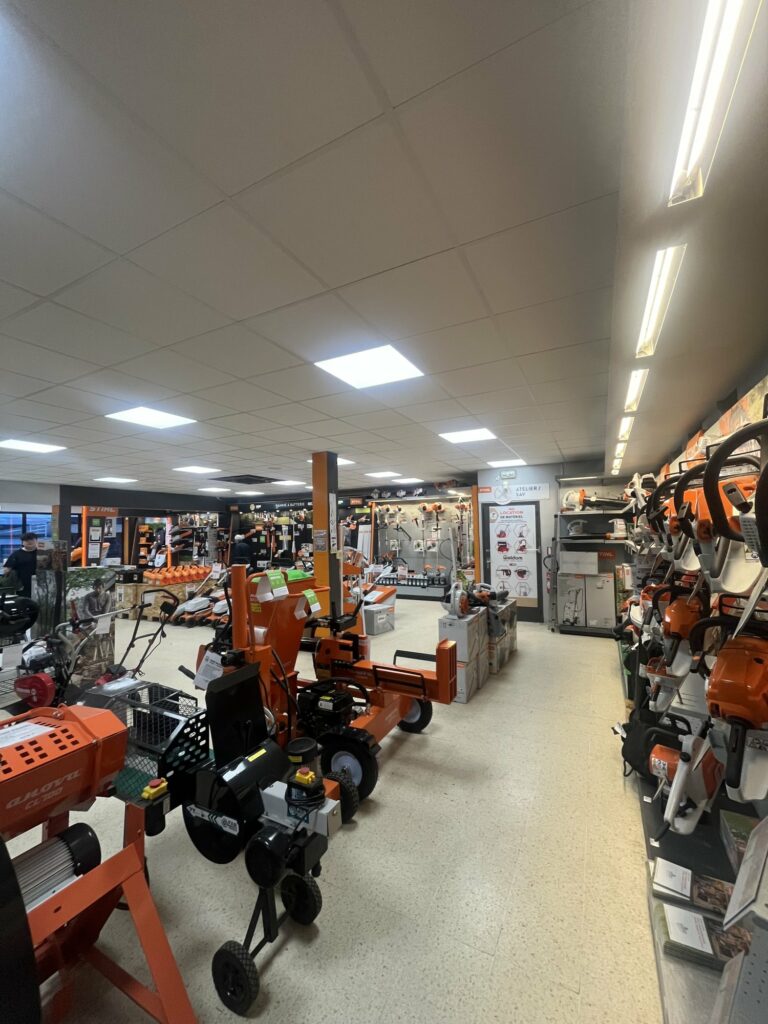 Chantier pro : un faux plafond neuf pour un magasin, sans fermer