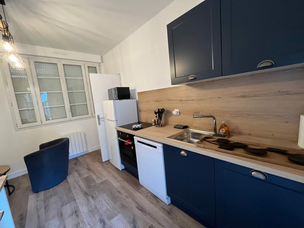 Après rénovation — cuisine équipée du studio à Dieppe (VG2A)