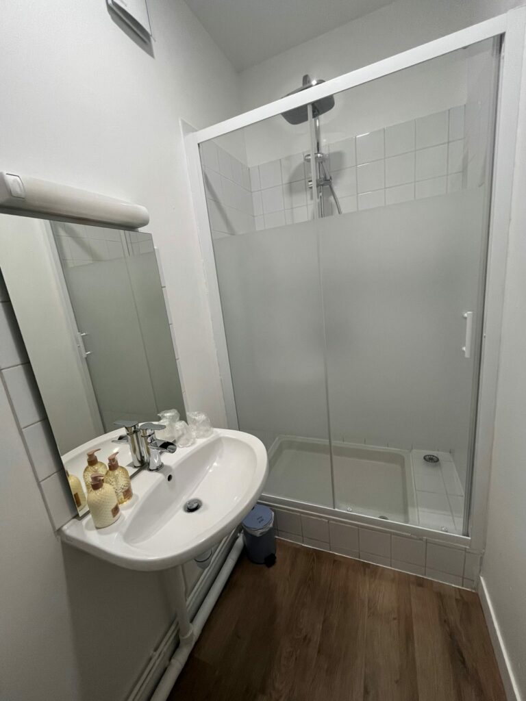 Après rénovation — salle d'eau du studio à Dieppe (VG2A)