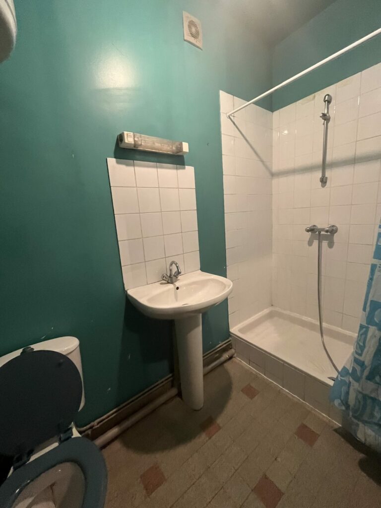Avant rénovation — salle d'eau d'origine, studio Dieppe (VG2A)