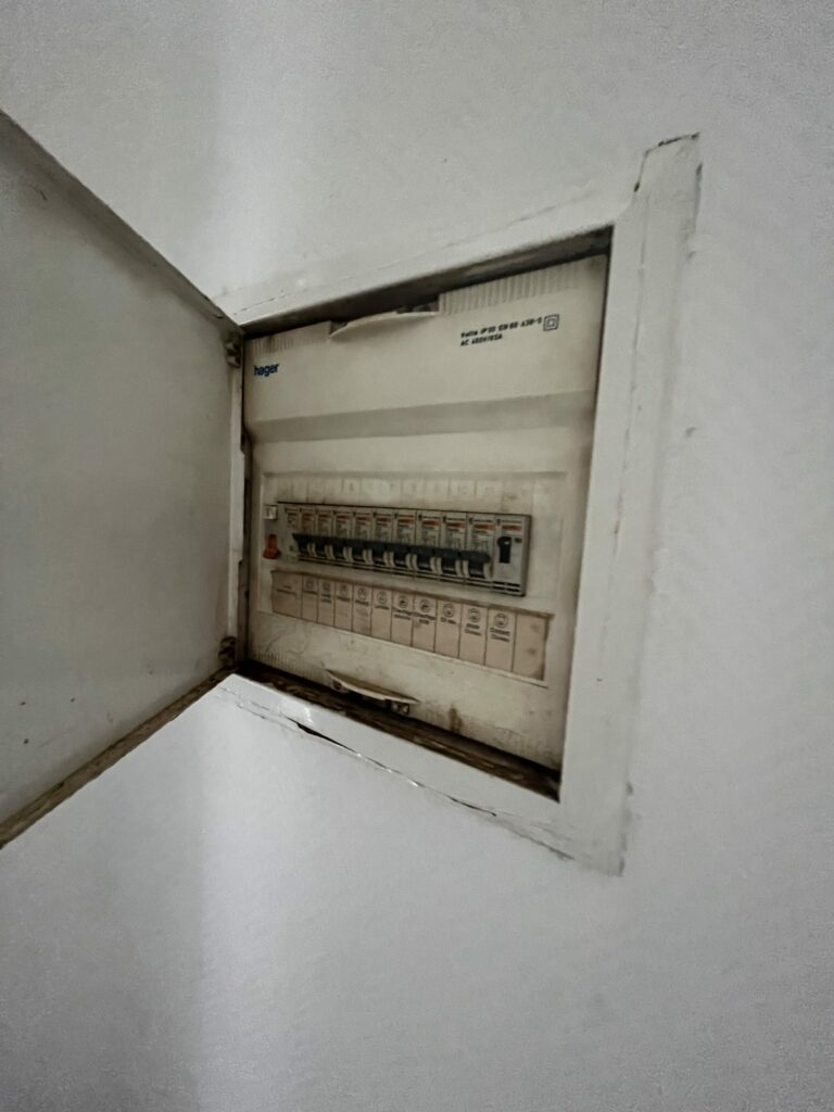 Avant rénovation — ancien tableau électrique, studio Dieppe (VG2A)