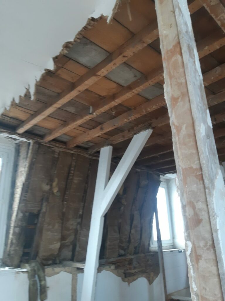 Plafond ouvert, charpente apparente — chantier VG2A au Tréport