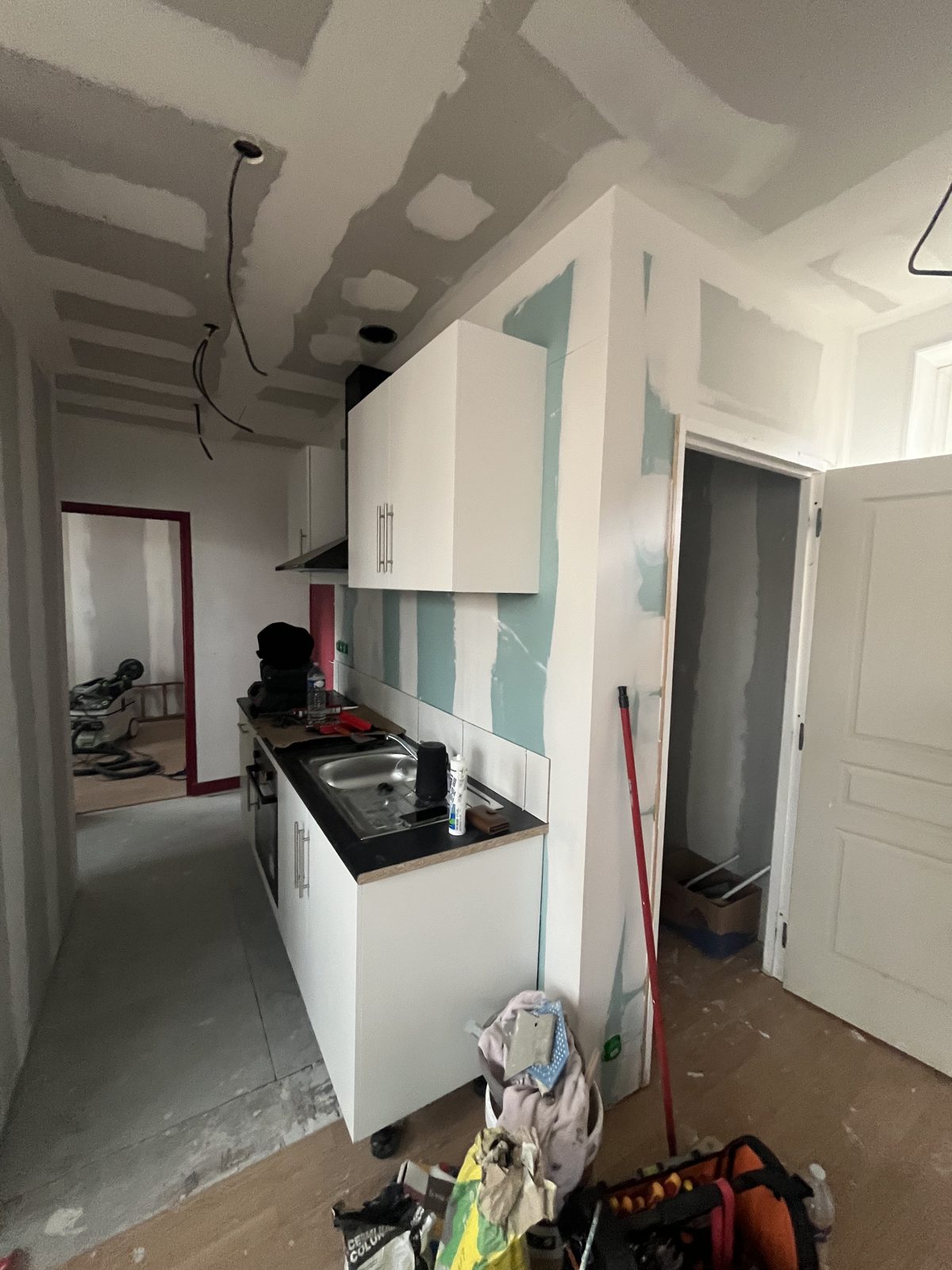 Rénovation complète en cours à Dieppe — cuisine posée, bandes en séchage (VG2A)