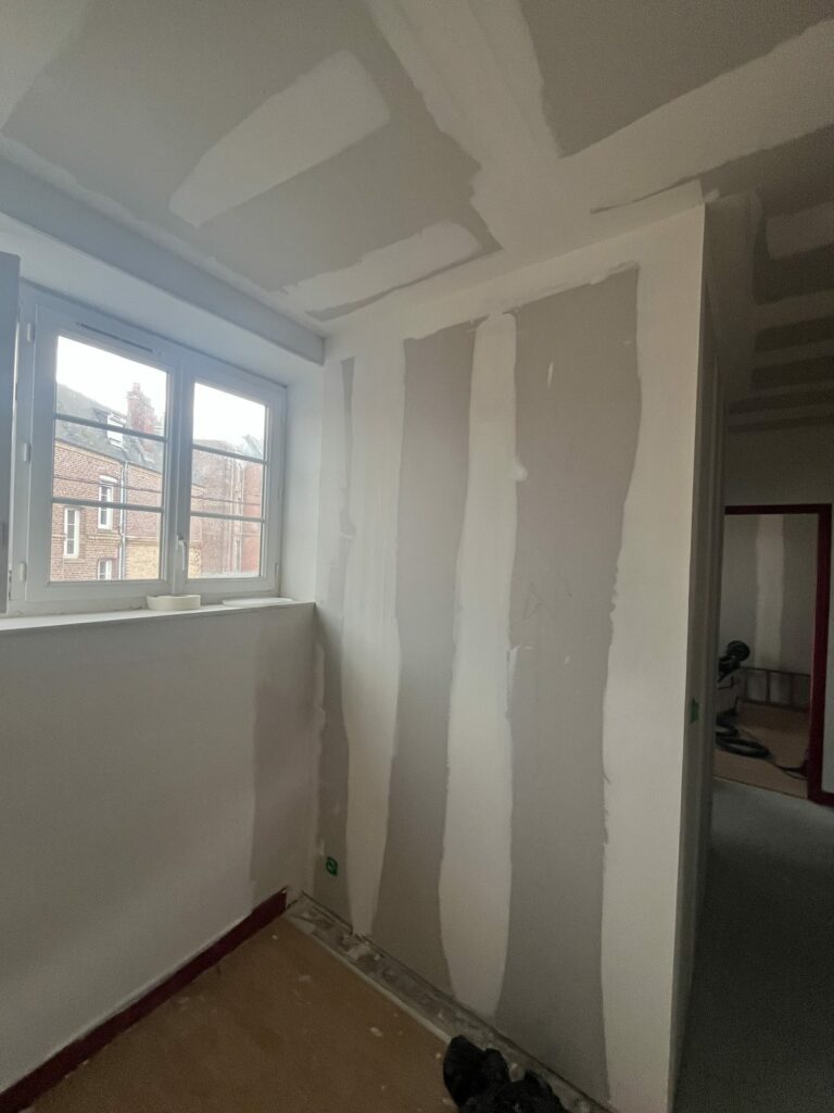 Rénovation complète en cours à Dieppe — placo et porte d'origine (VG2A)
