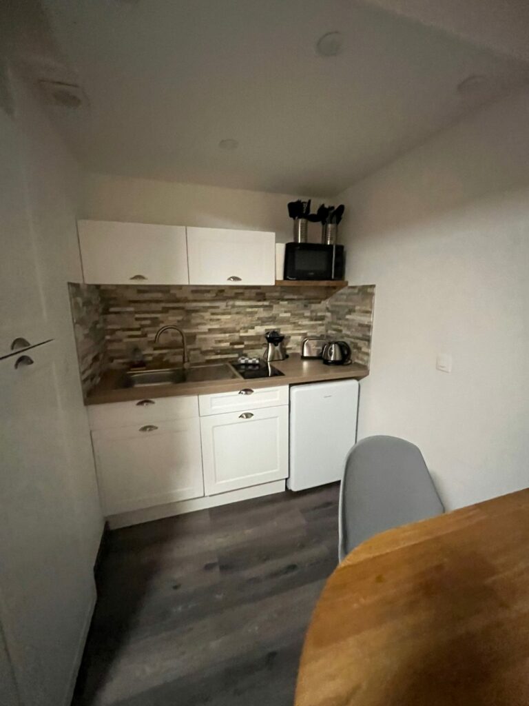 Studio rénové à Dieppe — kitchenette (VG2A)